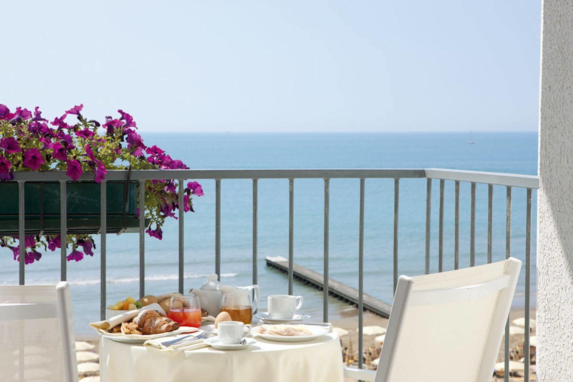 Hotel Victoria Frontemare Lido di Jesolo Exterior foto